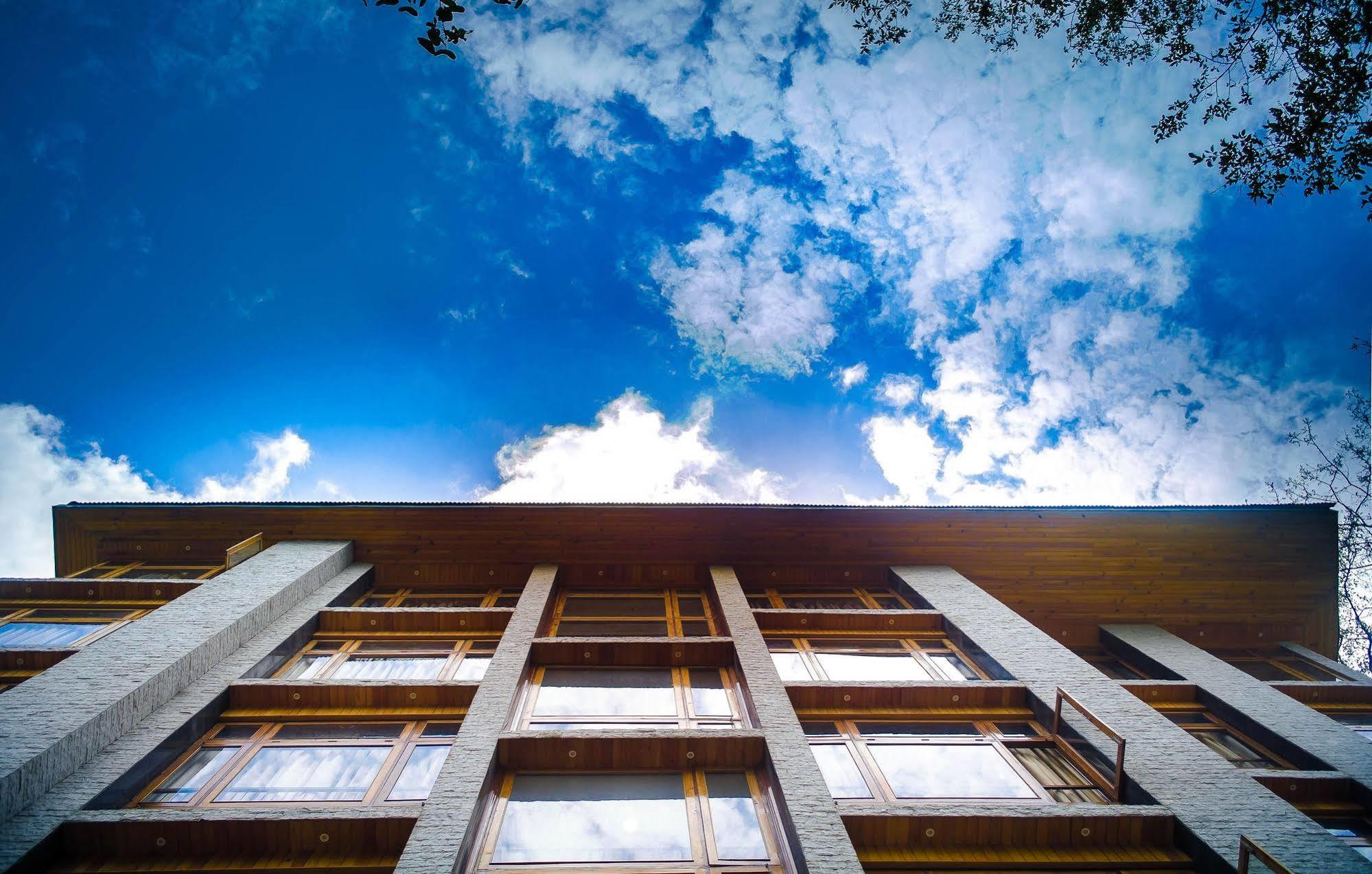 The Golden Crest Hotel Гангток Екстериор снимка